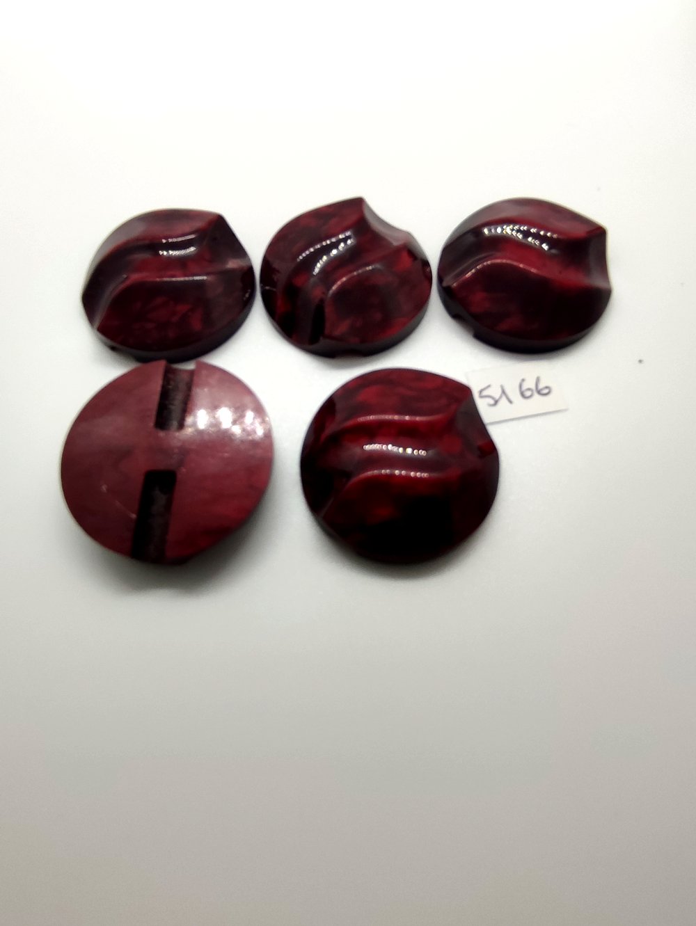5 Boutons en résine rouge foncé / bordeaux - 33mm - TR5166