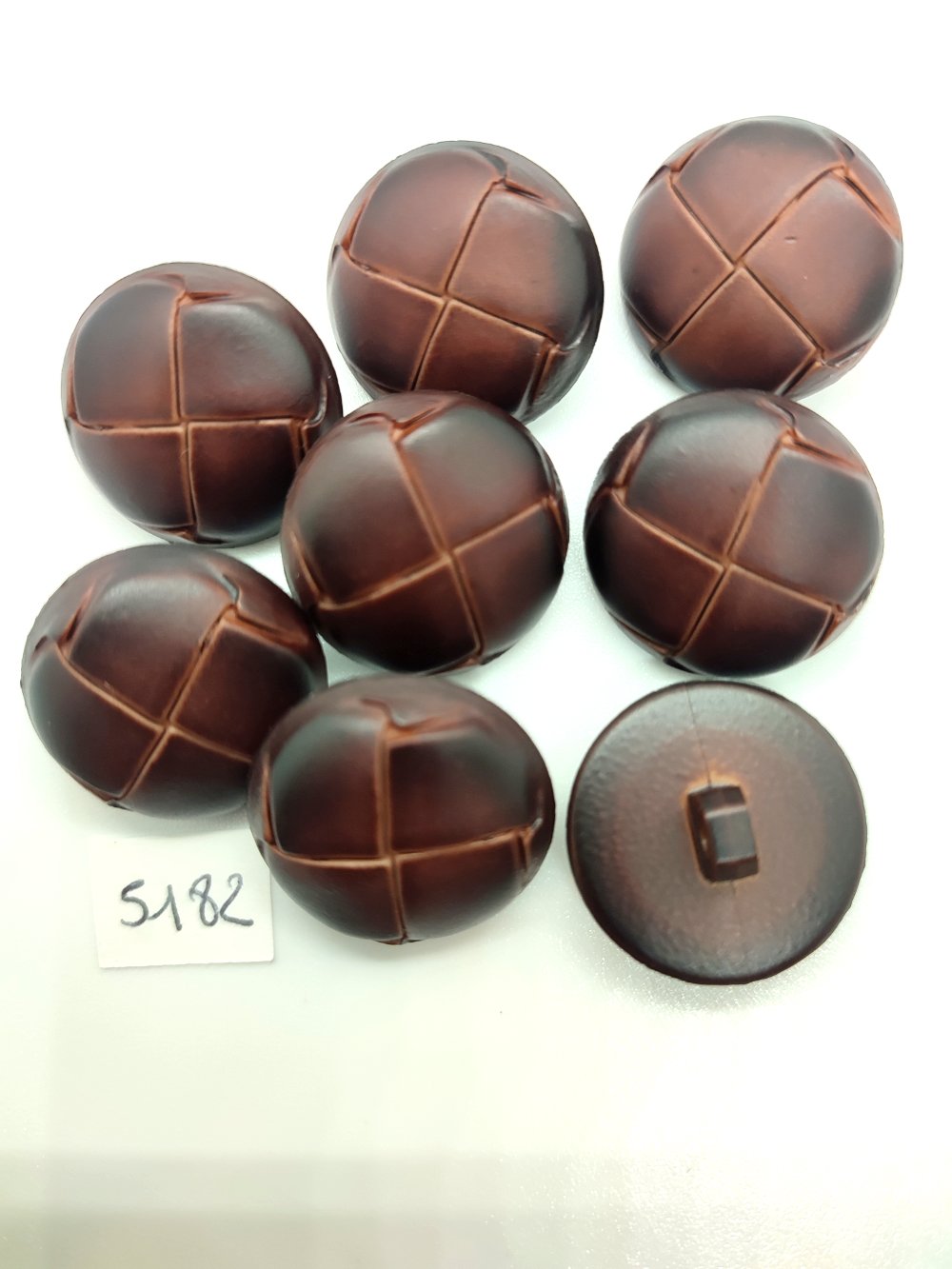 8 Boutons en résine marron foncé - 23mm - TR5182